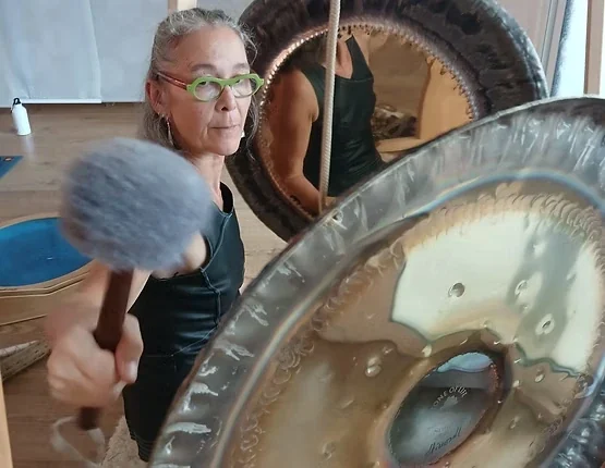 Lorence Duverlie avec un gong