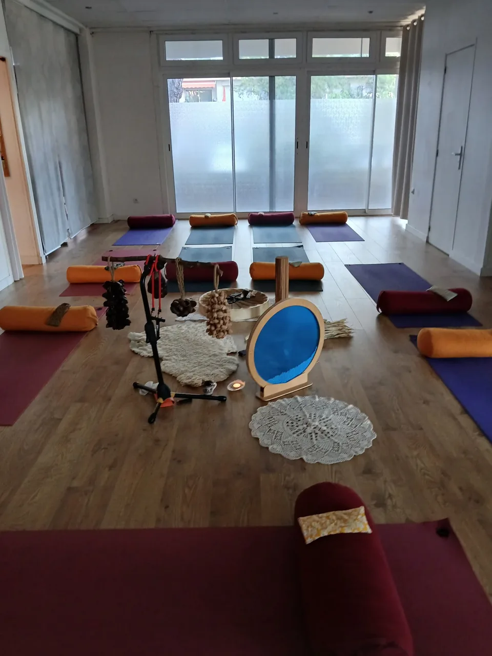 Salle préparée pour une séance de yoga et son