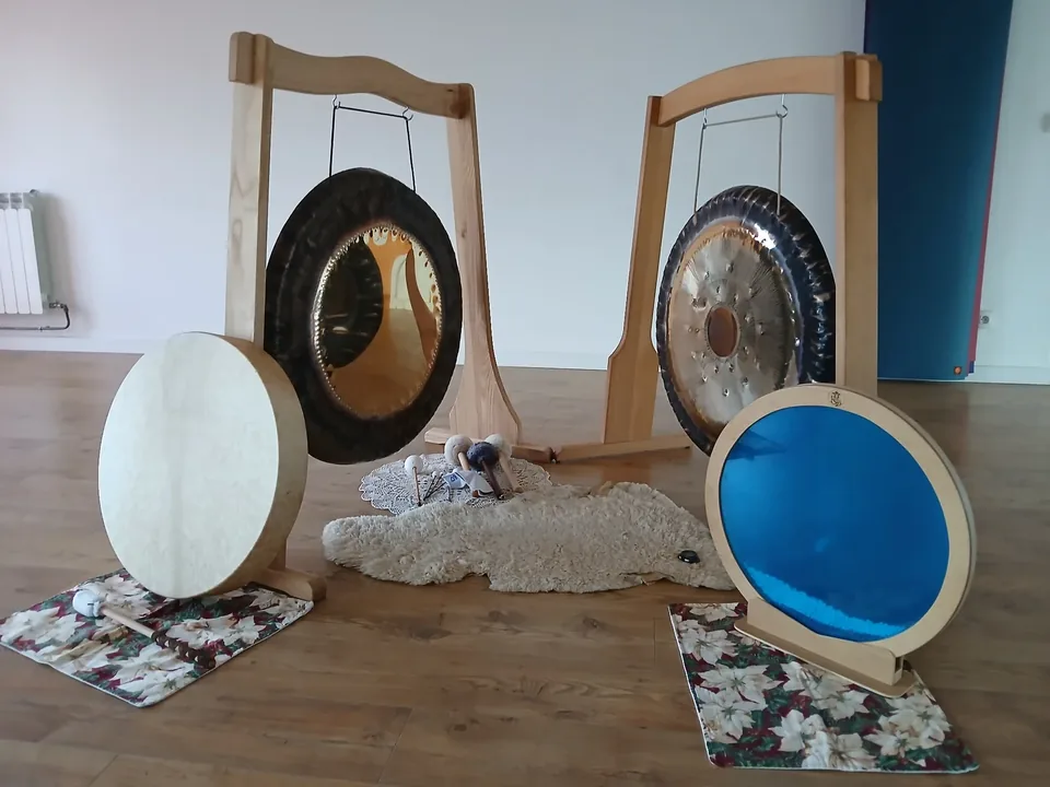 Tambour amérindien contre un arbre